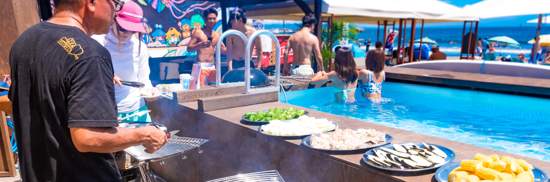 ちょっとヨットビーチハウス江の島では、海の目の前でオーシャンビューBBQや、プールに入ったり、食事やマリンスポーツができる湘南/江ノ島の海の家です