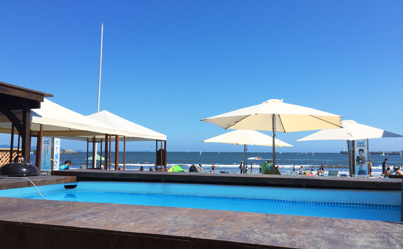 夏の期間限定で湘南/江ノ島の片瀬海岸東浜のビーチの上にオープンするBBQやプールができる海の家