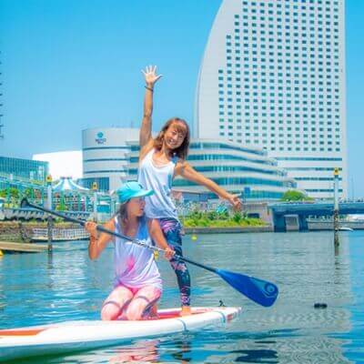 みなとみらいにある横浜港ボートパークで人気のサップヨガをしている人たち